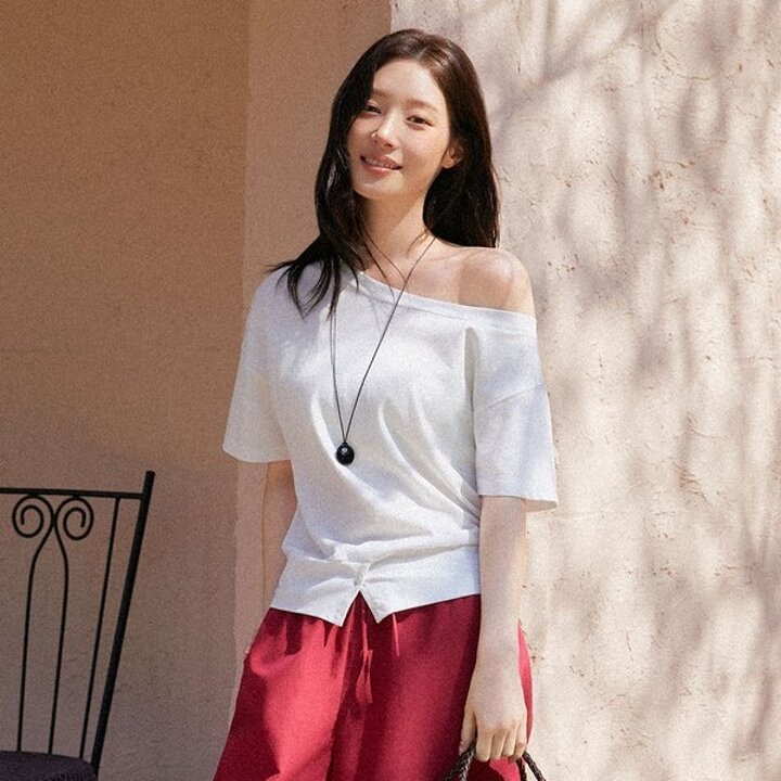 (신세계강남점)[정채연 착용] 언발란스 원숄더 티셔츠 NEW6ME610