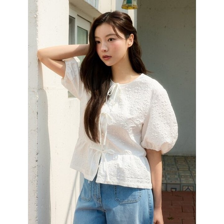 (신세계 사우스시티)엠보 텍스처 리본 볼륨 소매 블라우스 OW5XB402