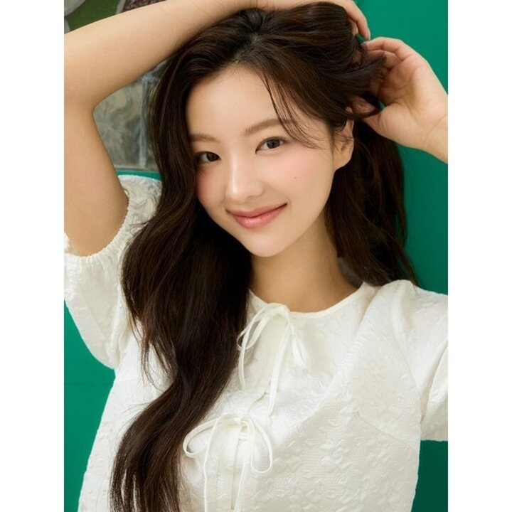 (신세계 사우스시티)엠보 텍스처 리본 볼륨 소매 블라우스 OW5XB402