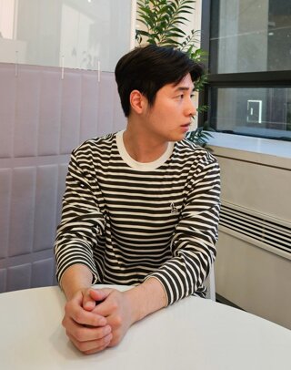 헤지스 남성 브라운 스트라이프 긴팔 티셔츠  (HZTS5F362W2)