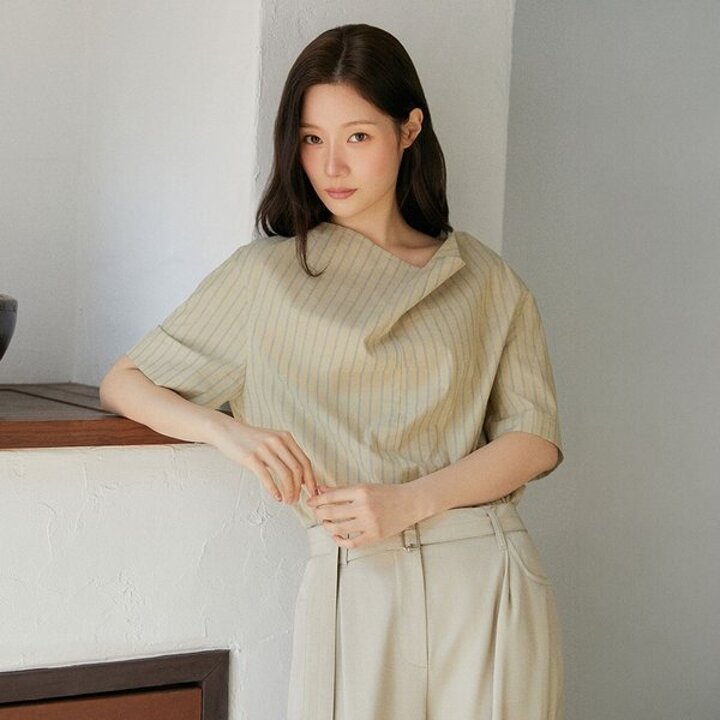 (신세계강남점)[정채연 착용] 카울넥 스트라이프 블라우스 NEW6MB407