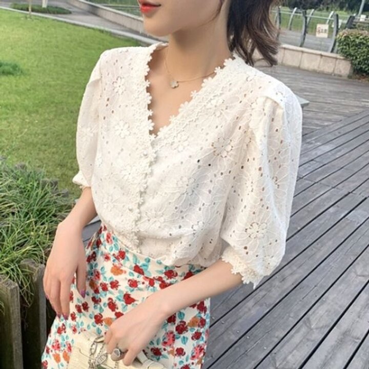 [하프클럽/쉬즈프리티]소보로펀칭블라우스