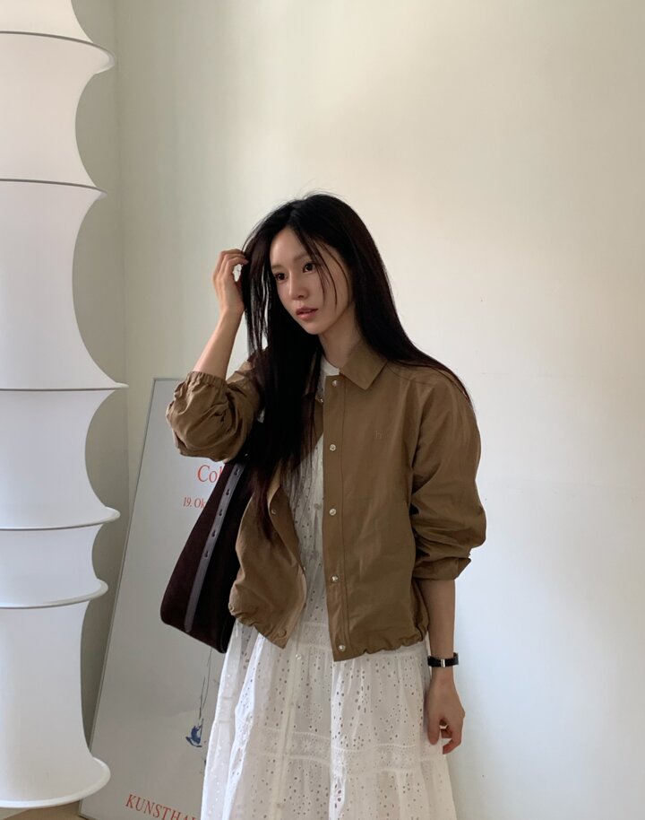 헤지스 여성 [TAG가 379000원] 경량 셔츠카라 숏 점퍼 카멜 (HSJU5B304CM)