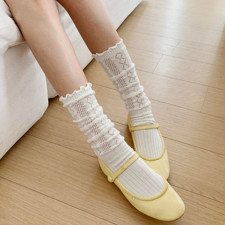 [옷자락] 여자 펀칭 프릴 니트 슬라우치 니삭스