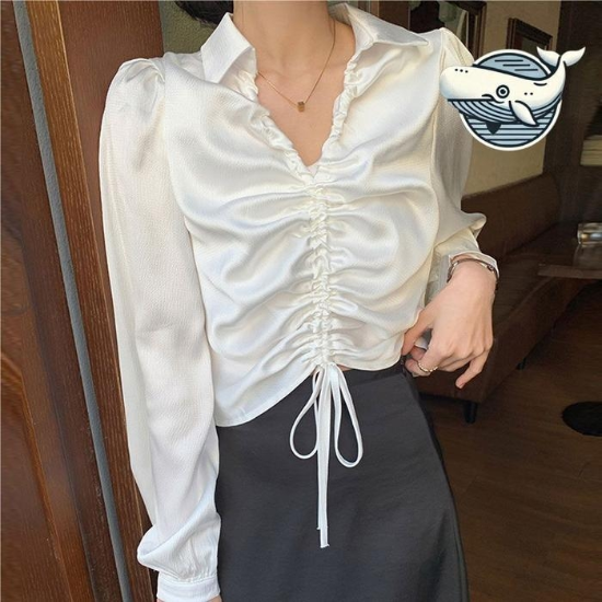 32193267-여성용새틴모던브이넥셔링크롭블라우스