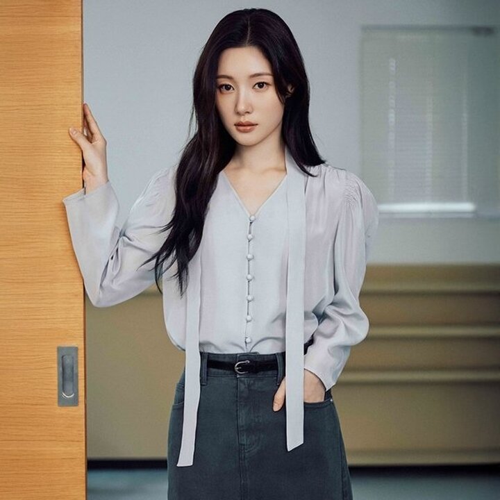 (신세계센텀점)[정채연 착용] 퍼프 슬리브 타이 블라우스 NEW5XB285