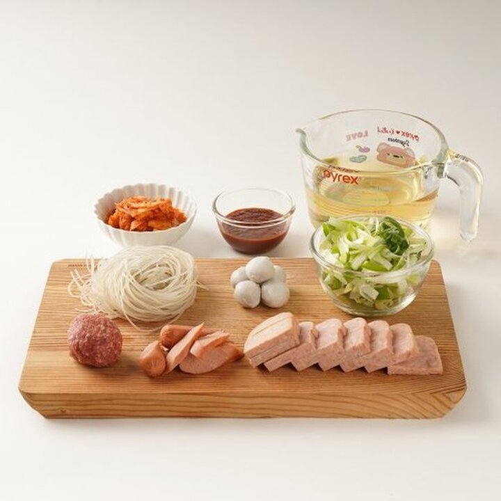 (신세계의정부점)의정부 부대찌개 밀키트 2인분 650g*3개 (라면사리포함/채소육수 코인)