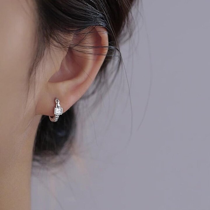[옷자락] 여자 럭셔리 고퀄 실버 사각 큐빅 미니 원터치 귀걸이