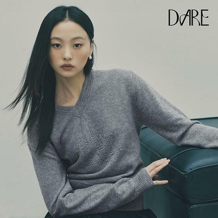 [런칭가 179,000원]디아레 화이트캐시100 엠보로고 브이넥