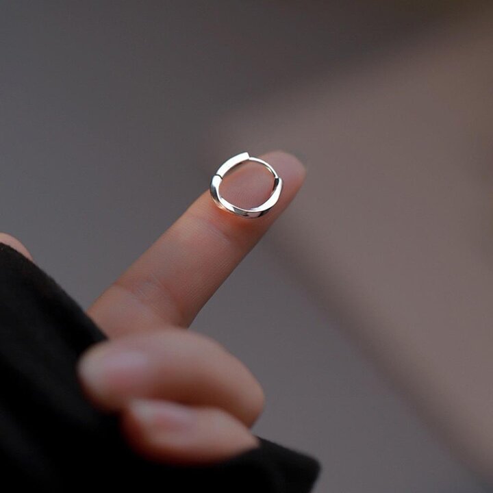 [옷자락] 여자 심플 링디자인 데일리 웨이브 실버 심플 귀걸이