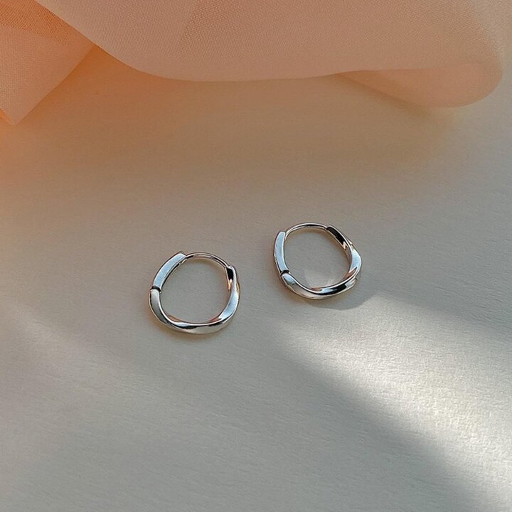 [옷자락] 여자 심플 링디자인 데일리 웨이브 실버 심플 귀걸이