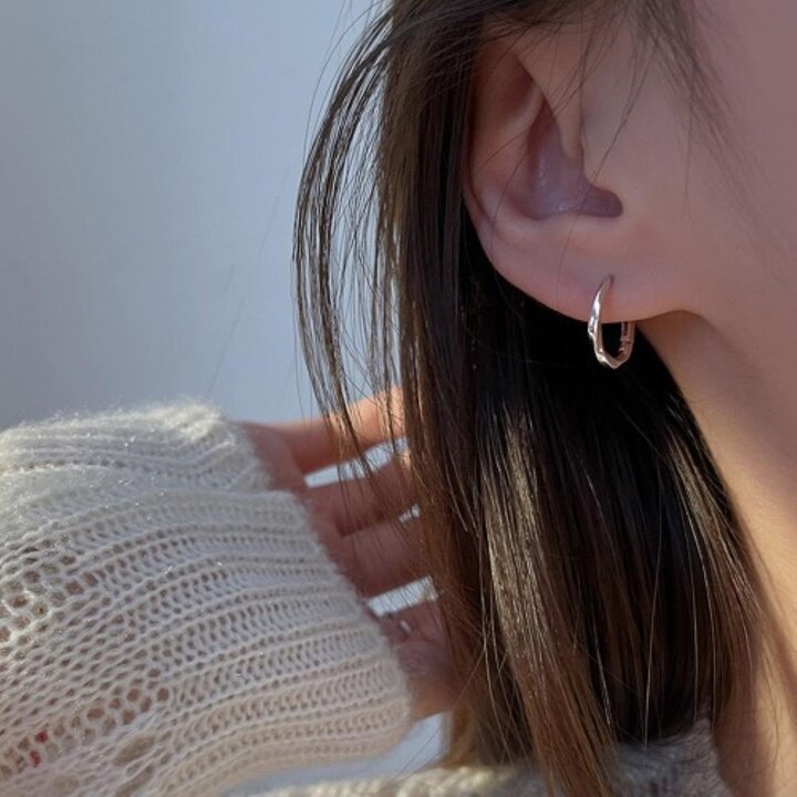 [옷자락] 여자 심플 링디자인 데일리 웨이브 실버 심플 귀걸이