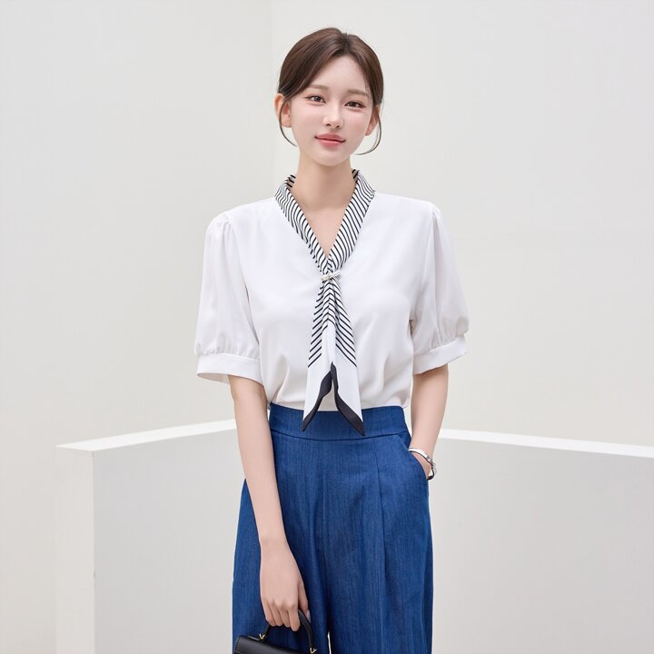 [모리스커밍홈] 스트라이프 타이넥 반팔 블라우스_M2604BL092B