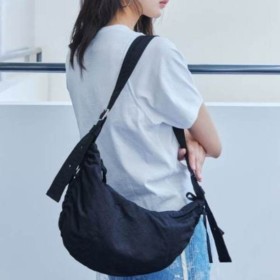 신세계백화점몰_통합출고(6009_W000000002) (신세계의정부점)[보우백] 블랙 나일론 발레 무드 리본 포인트 호보크로스백 [JABA<b>75251</b>BK]