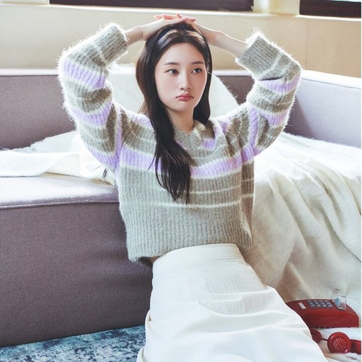 (신세계강남점)[정채연 착용] 헤어리 스트라이프 풀오버 NEK4WPB34