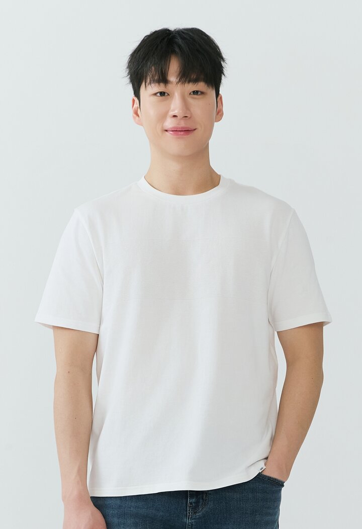 [26SS] 남성) 조직 변형 배색 스탠다드핏 반팔 티셔츠 AQ2WTS405-OW