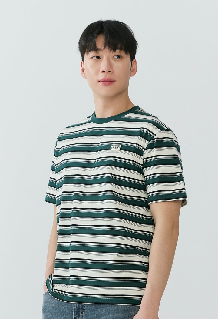[26SS] 남성) 스트라이프 스몰 와펜 세미오버핏 반팔 티셔츠 AQ2WTS402-GR