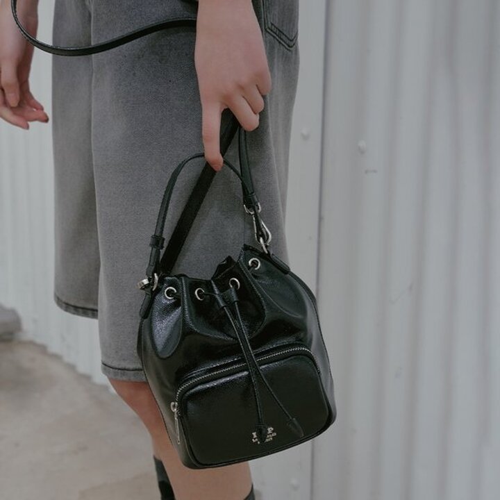 (신세계마산점)GLOSSY POCKET BUCKET BAG AS7AB201