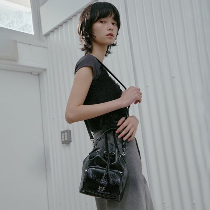 (신세계마산점)GLOSSY POCKET BUCKET BAG AS7AB201