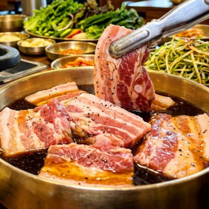 [3인분+3인분] 청주명물! 진짜 흑돼지 간장 쫀삼겹살 구이 600g X 2팩 / 참소스증정