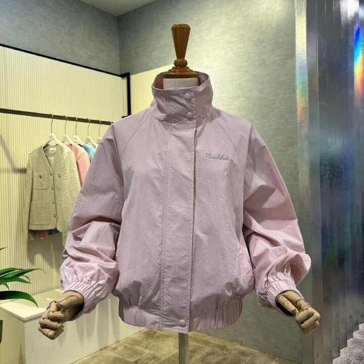 AOZ5QU01G하이넥 펄 레터링 점퍼