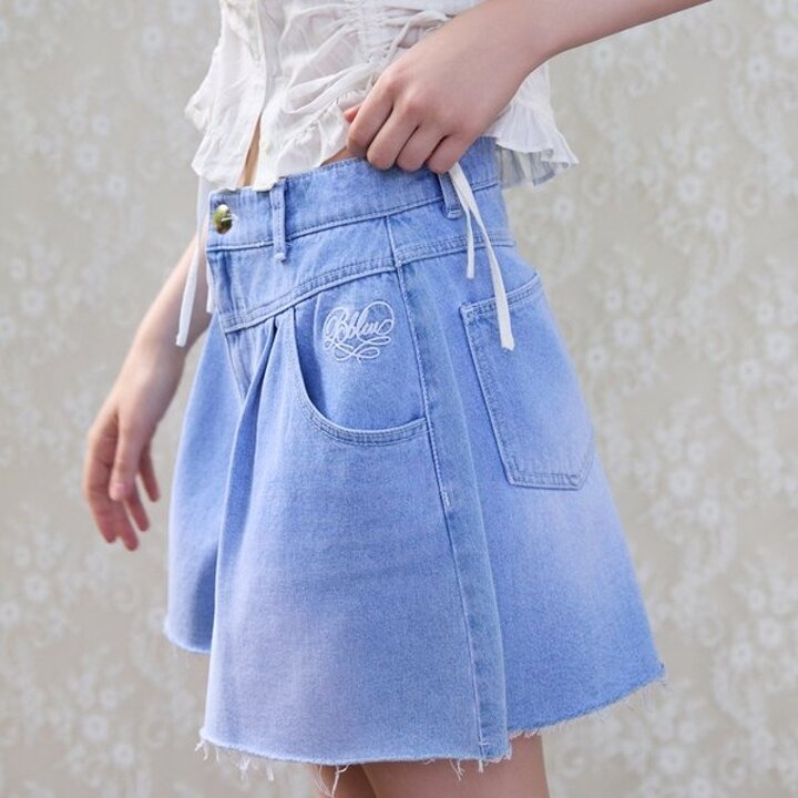 (신세계강남점)[BLUE LABEL] 턱 플레어 자수 데님숏츠 (ES2ODQ02)
